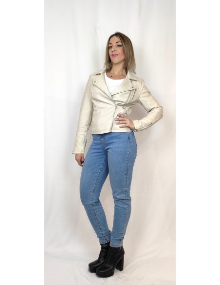 Cazadora de Polipiel Cruzada Beige | karaesmoda.es