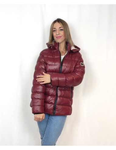 Parka Corta Acolchada Color Granate | karaesmoda.es